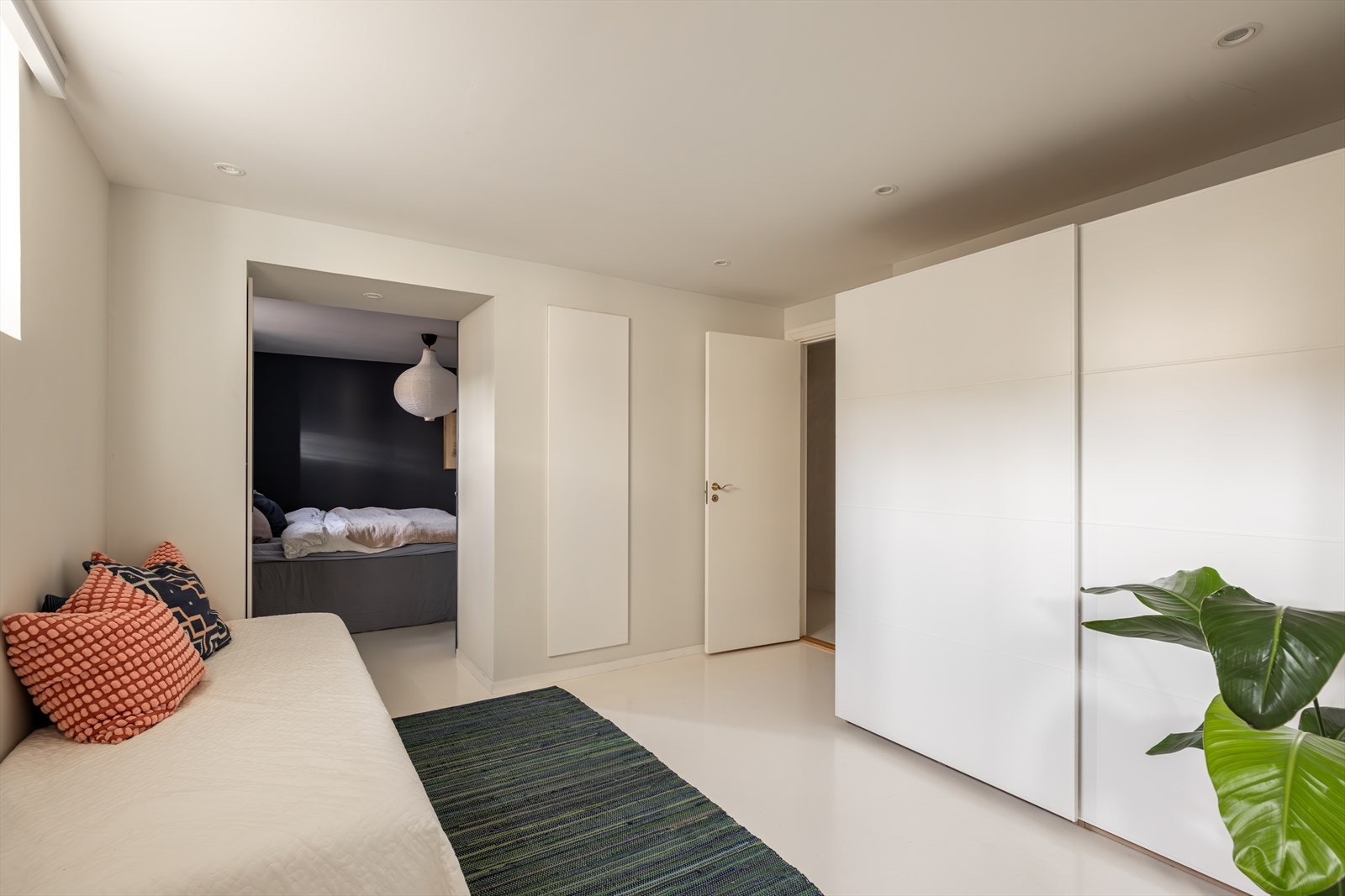 Soverom med stor skyvedørsgarderobe. Galleribilde