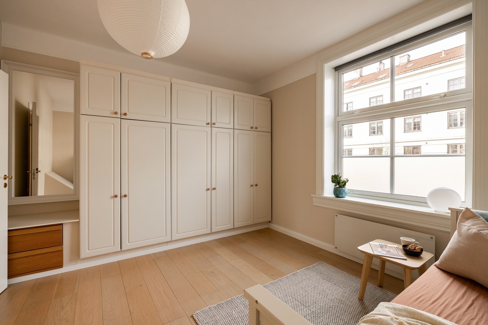 Soverom av god størrelse, malt i delikate farger og med lekre garderobeskap langs veggen. Galleribilde