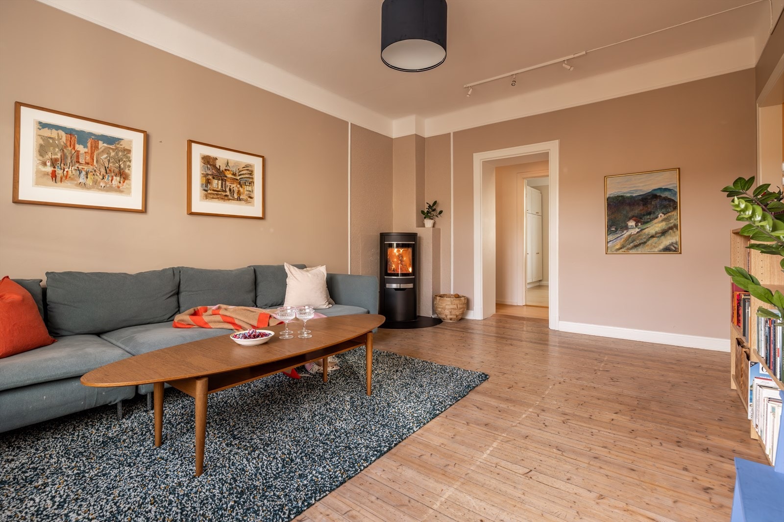 Stuen har god plass til sofa og tilhørende møblement. Galleribilde