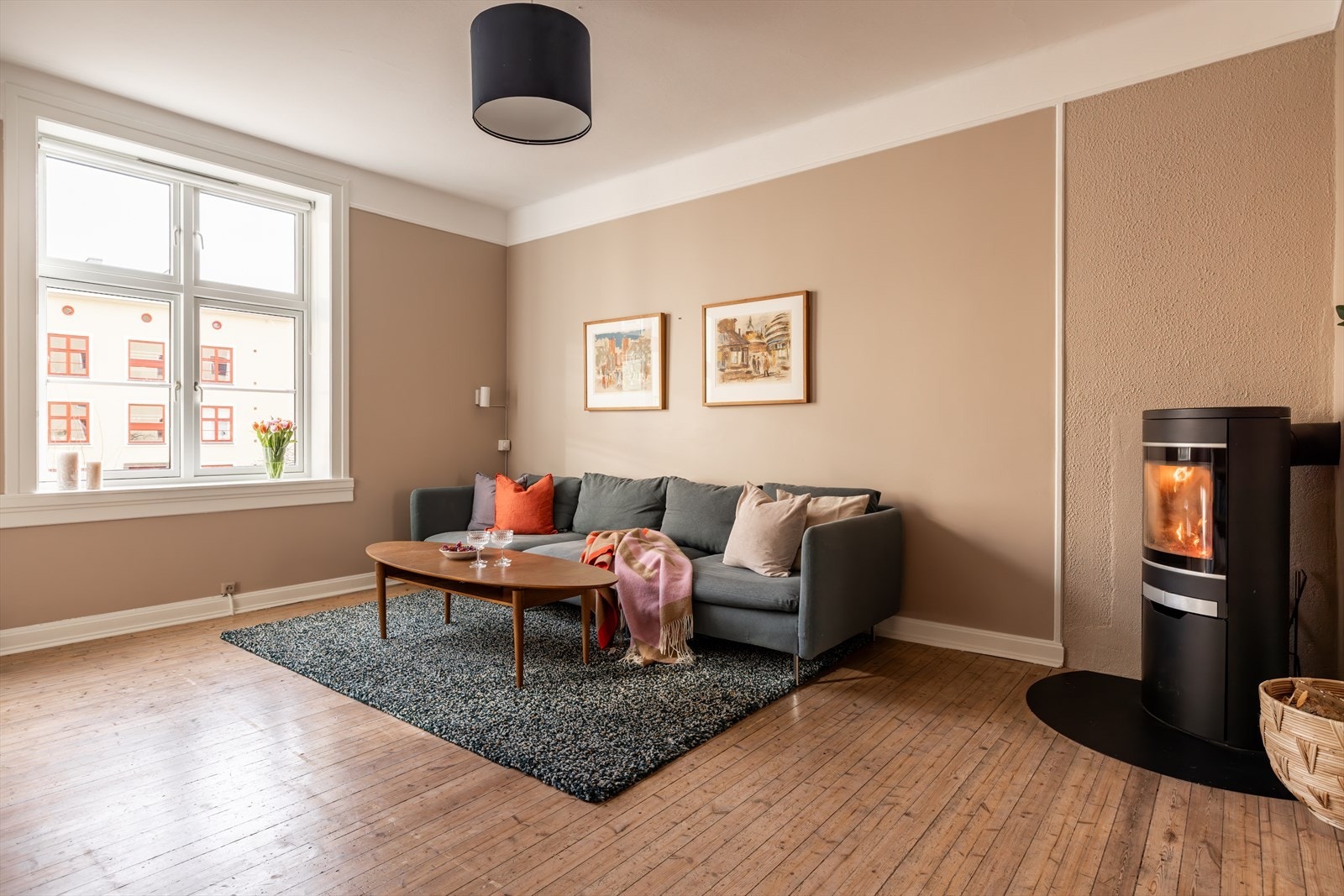 Leiligheten går over 2 plan og har en innholdsrik og gjennomgående planløsning, med separat kjøkken, stue, bad og soverom 1. etasje, og kjellerstue, bad og 2 soverom i underetasje. Galleribilde