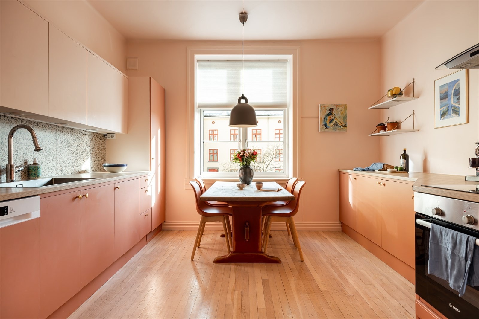 En særdeles delikat, gjennomført og familievennlig leilighet med en behagelig og lun atmosfære. Galleribilde