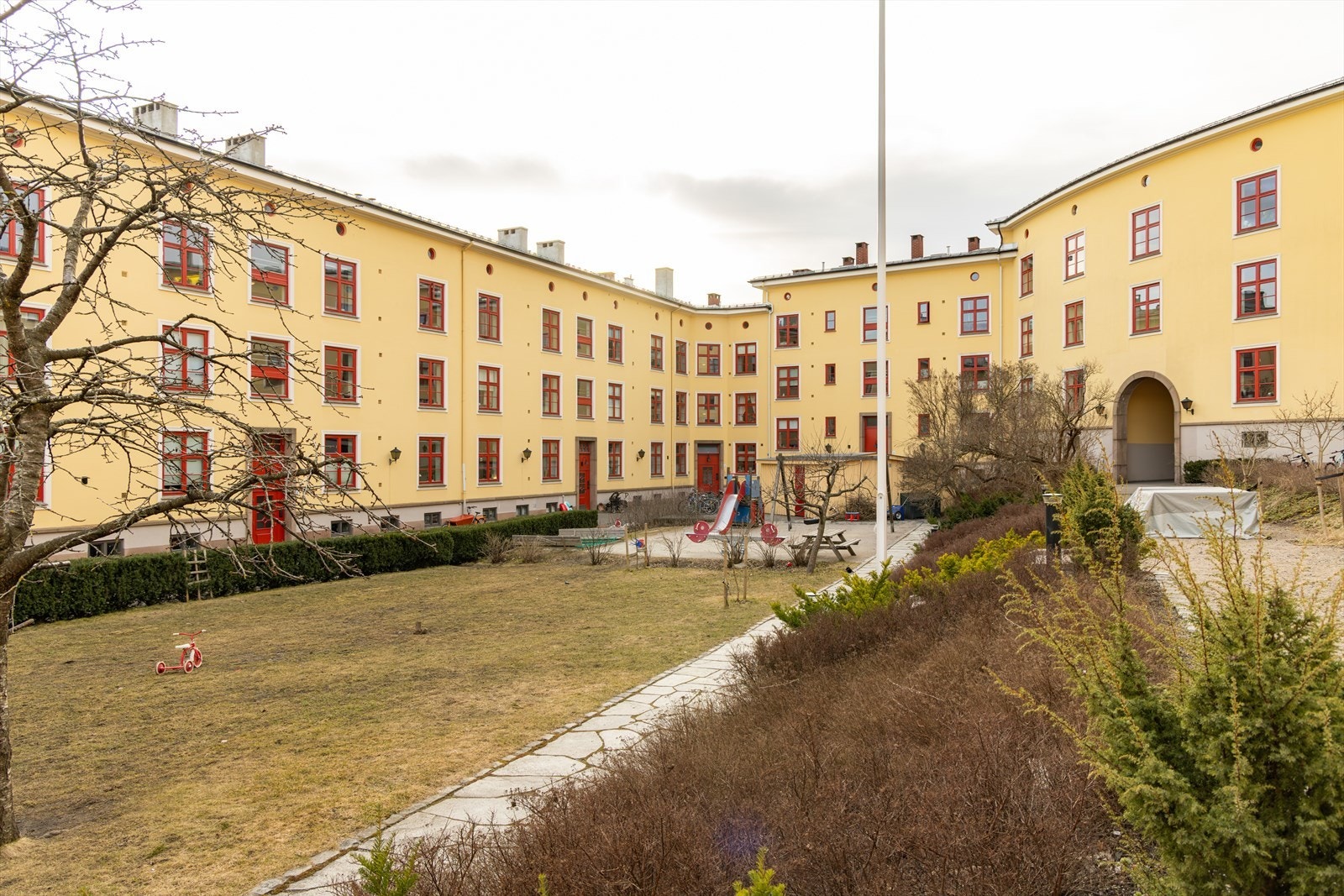 Boligen ligger i populære Morellgården med et vakkert og familievennlig gårdsrom i en klassisk Torshovgård. Galleribilde