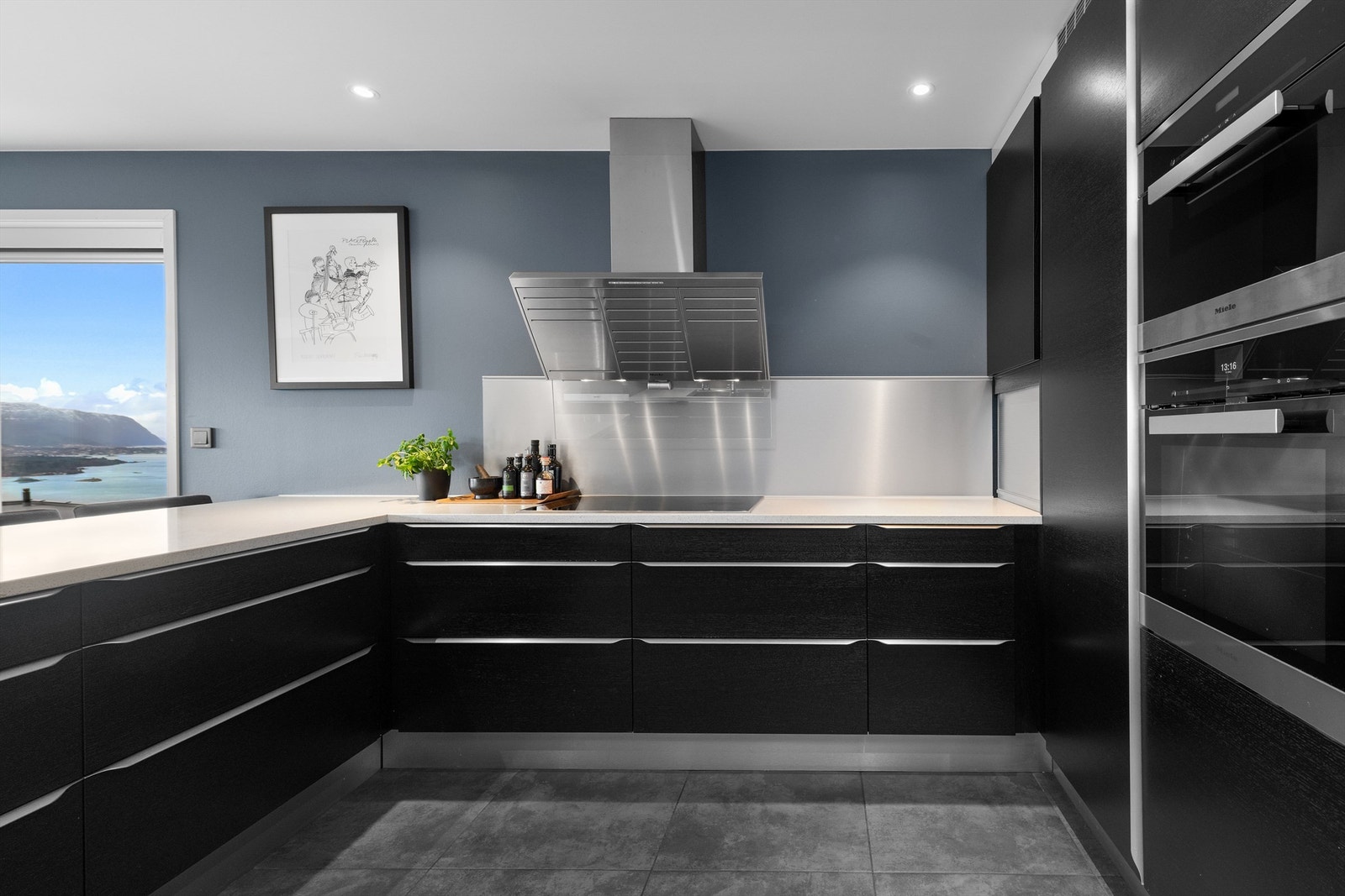 Det er integrerte hvitevarer fra Miele som stekeovn, platetopp, oppvaskmaskin, mikrobølgeovn, kaffemaskin og kjøleskap med fryser. Galleribilde