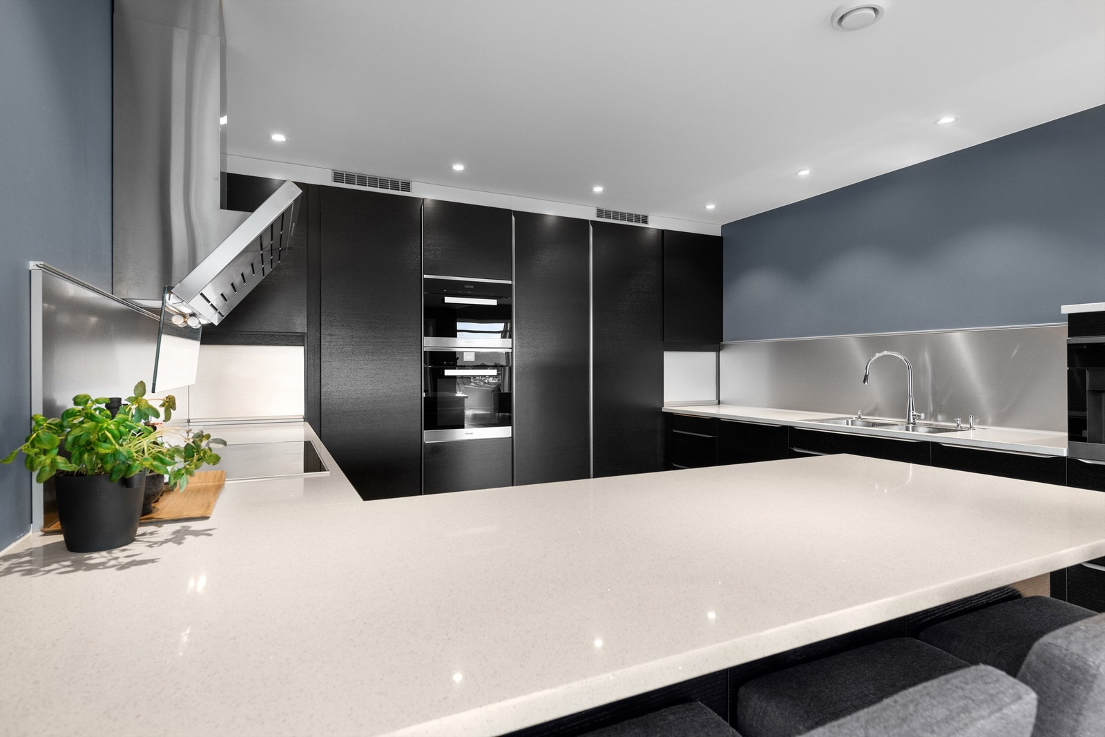 Flott benkeplate av stein med gode arbeidsflater Galleribilde