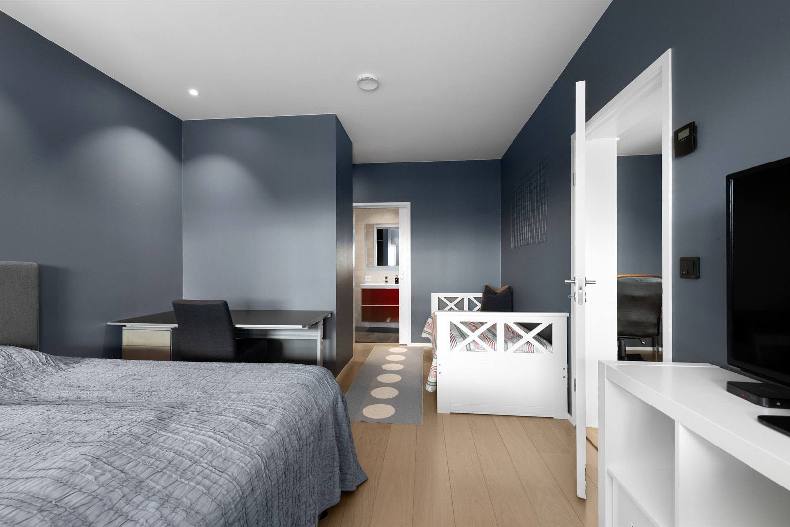 Soverom mot sydvest med garderobe og eget bad/wc Galleribilde