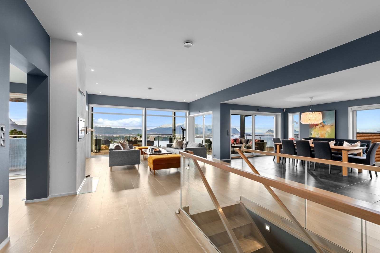 Stor stue/spisestue i 2. etasje med store vindusflater som gir godt med lysinnslipp og en fantastisk utsikt mot fjord og fjell Galleribilde