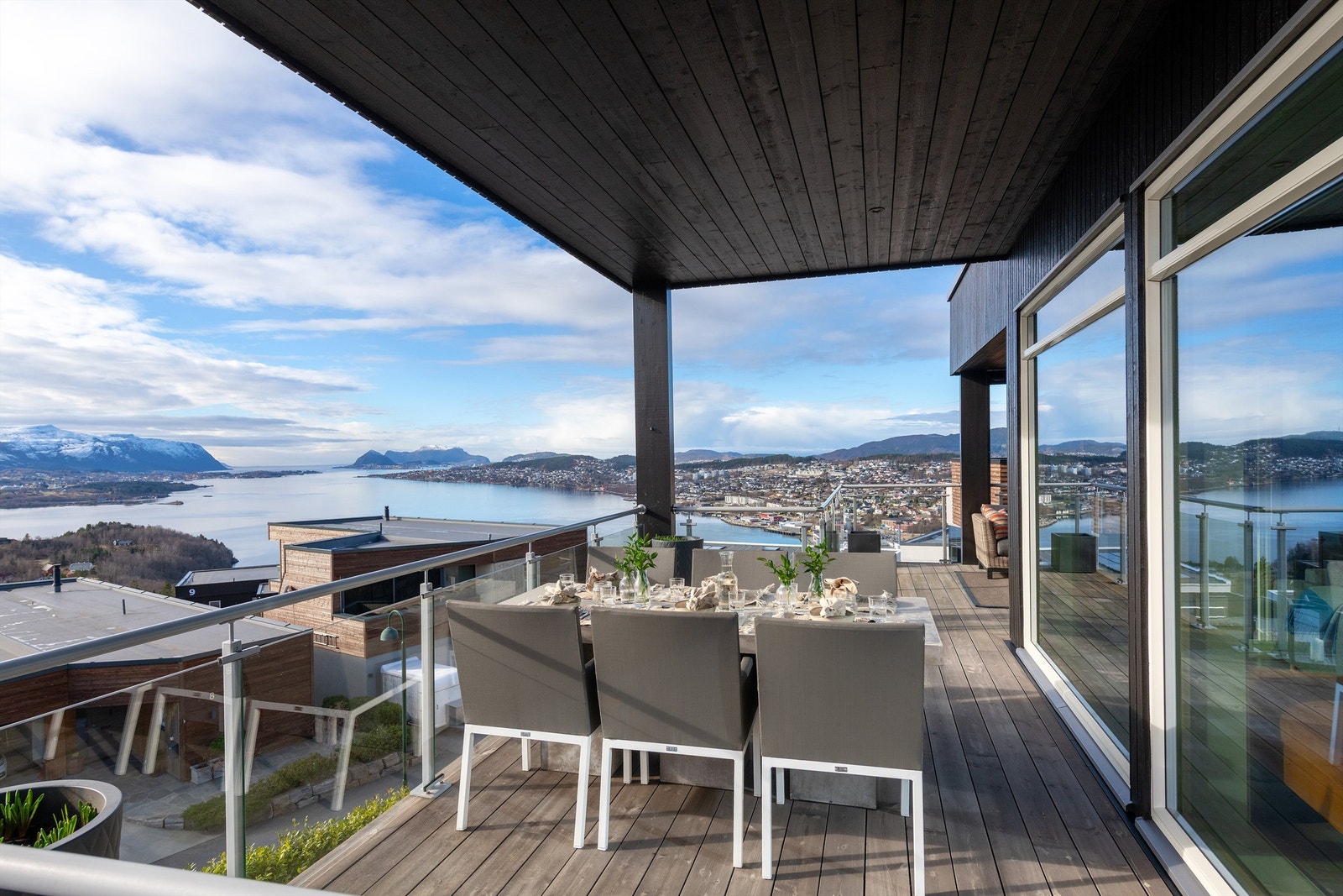 Nydelig utsikt og god plass til sosialt samvær Galleribilde