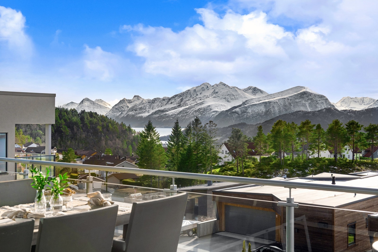 Fantastisk utsikt og gode solforhold mot Sunnmørsalpane Galleribilde