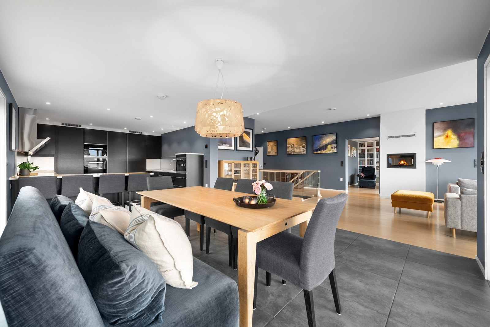 Fra spisestue mot kjøkken og åpen løsning mot stue Galleribilde