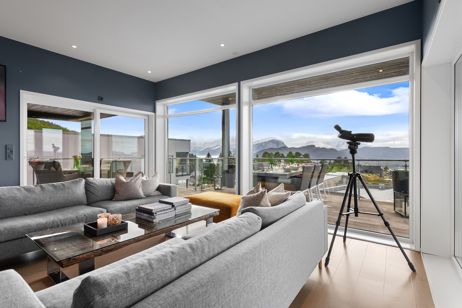 Fra stuen er det også utsikt mot Storfjorden og Sunnmørsalpane Galleribilde