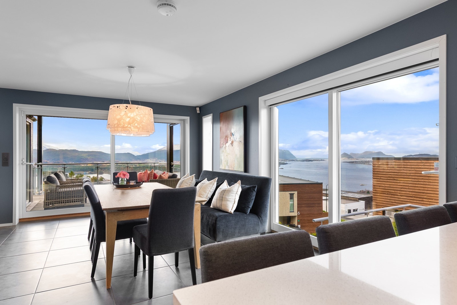 Stor og romslig familiekjøkken med god plass til romslig spisestue - nydelig utsikt vestover Galleribilde