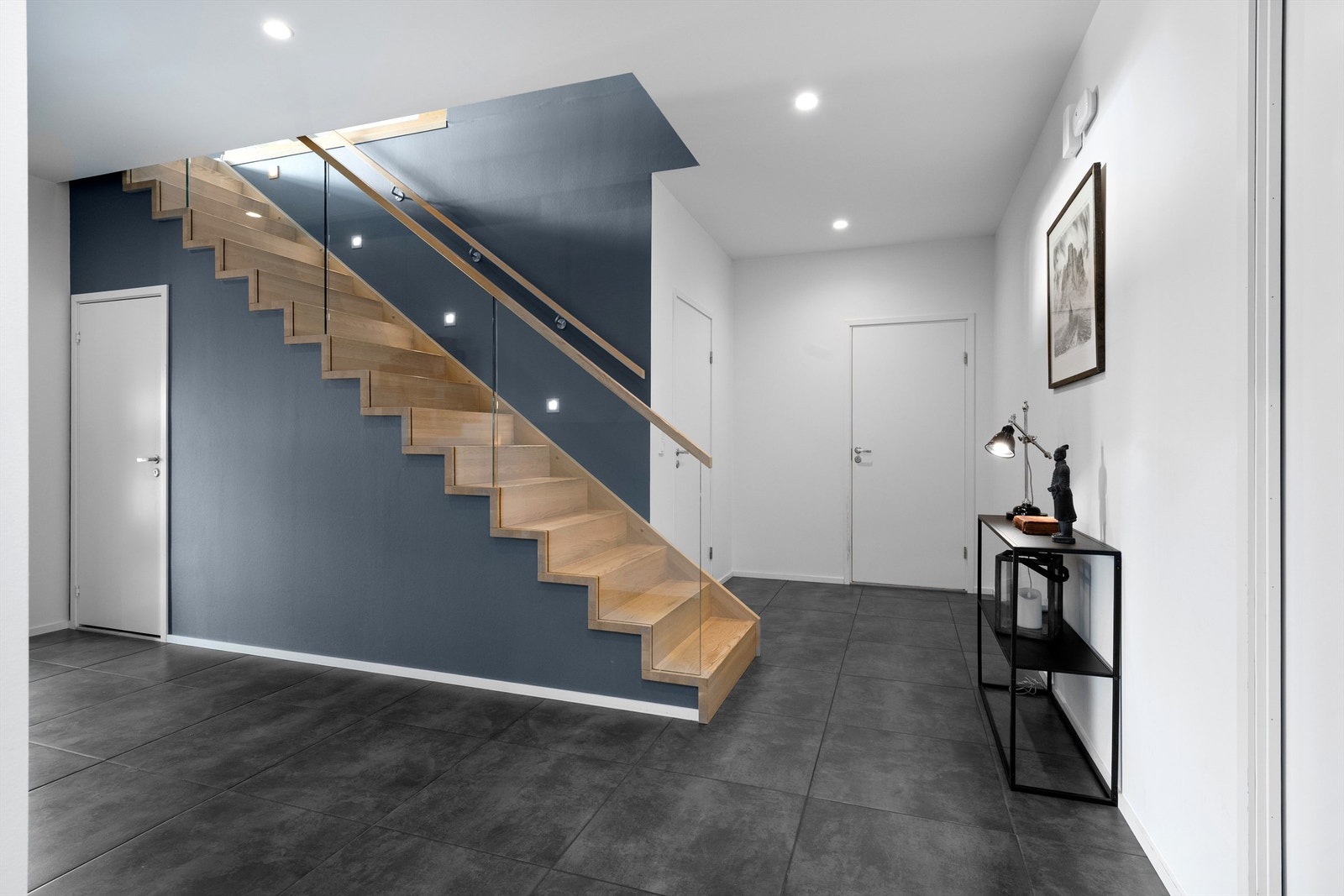 Hall/trapperom i 1. etasje Galleribilde