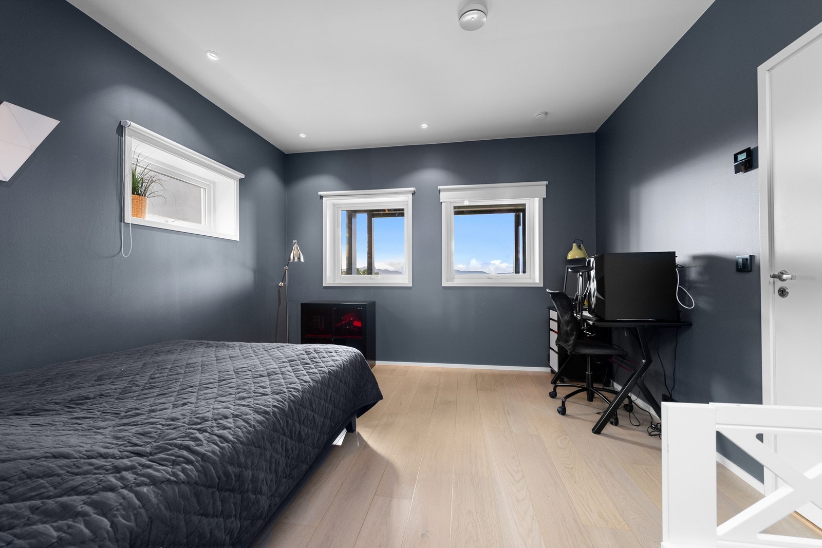 Soverom i 1. etasje mot sydvest med garderobe og eget bad Galleribilde