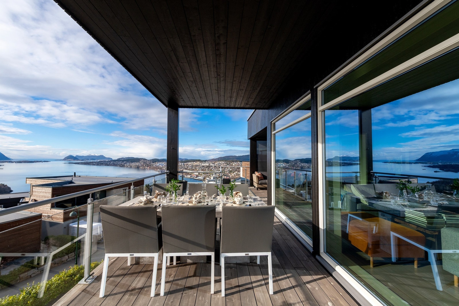 Det er god plass til spisebord på den overbygde balkongen Galleribilde