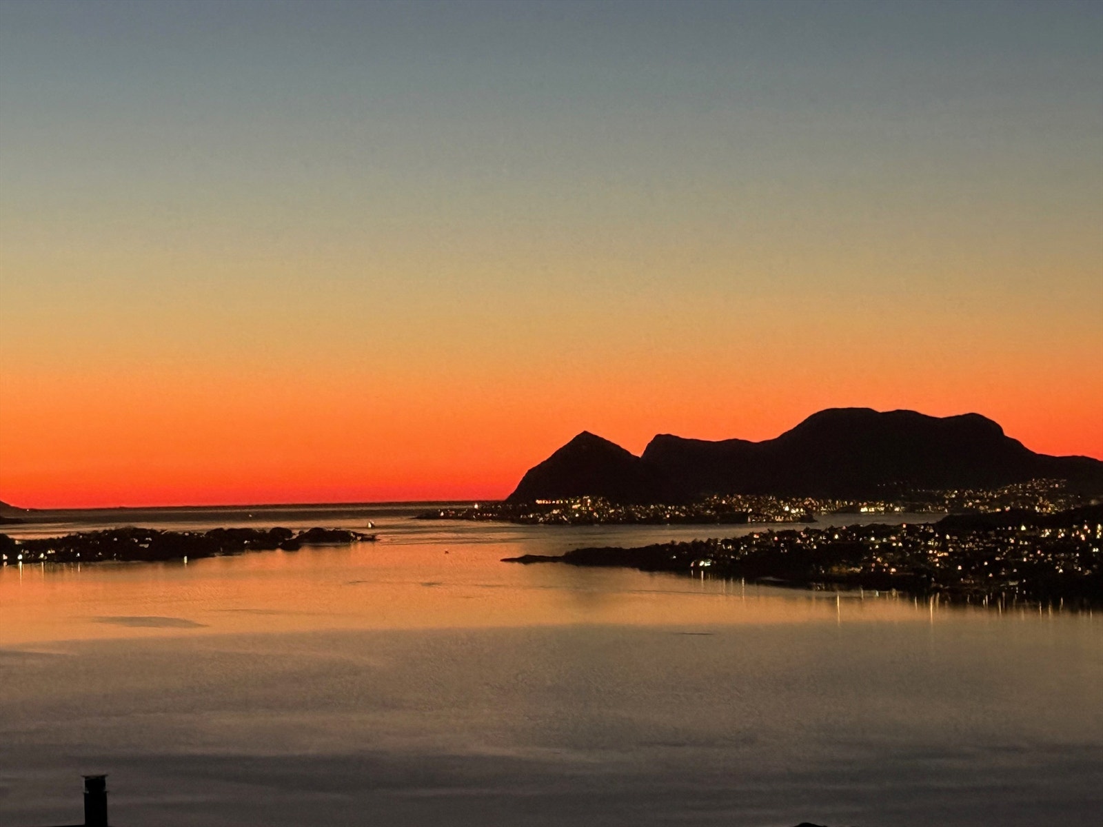 På eiendommen har du gode solforhold, nydelig utsikt og flotte solnedganger i vest Galleribilde