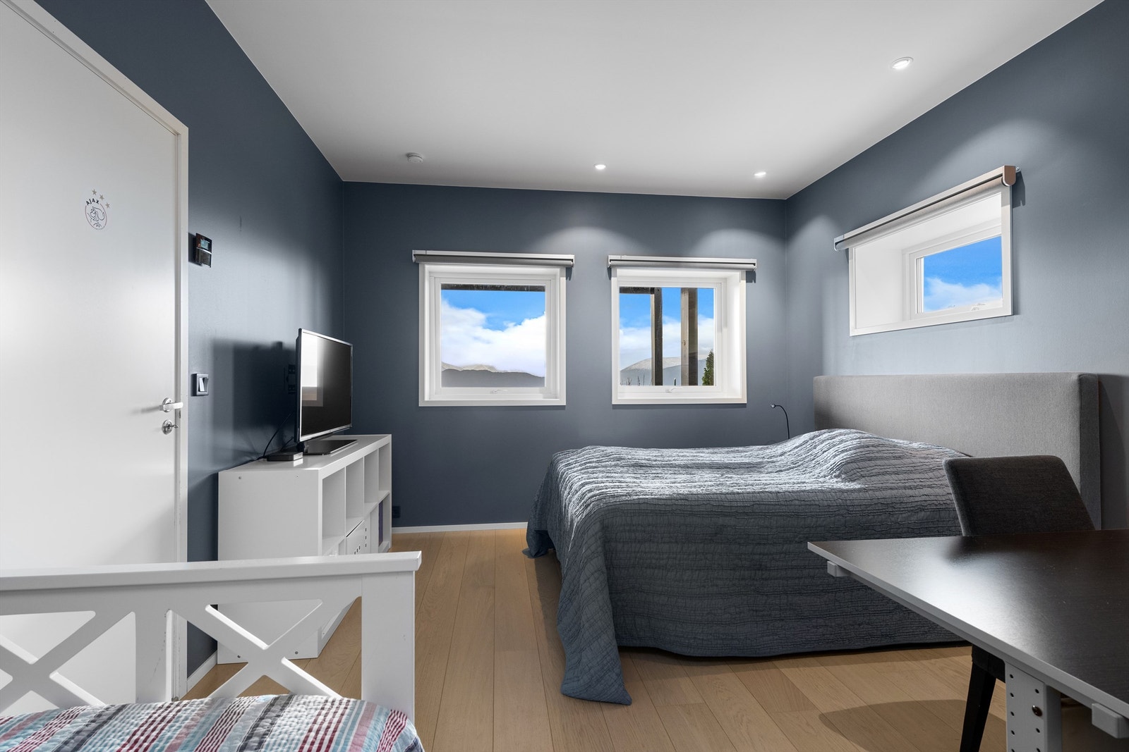 Soverom mot sydvest med eget bad og gardrobe Galleribilde