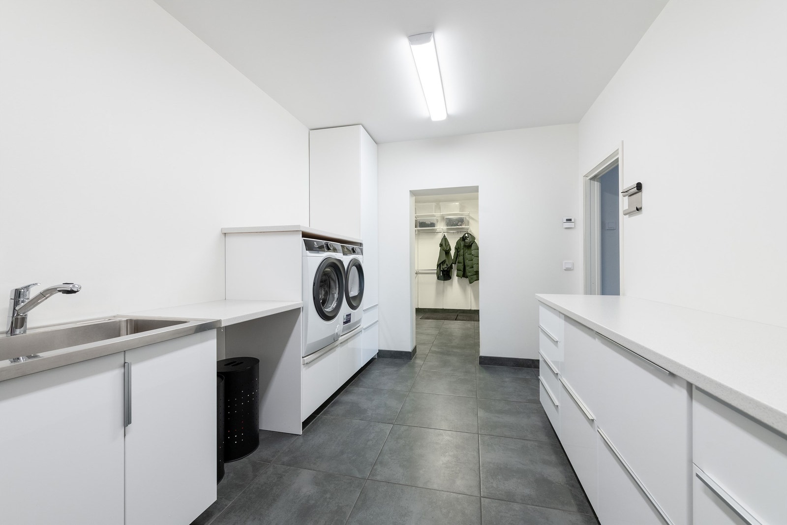 Vaskerom som har godt med skapplass Galleribilde