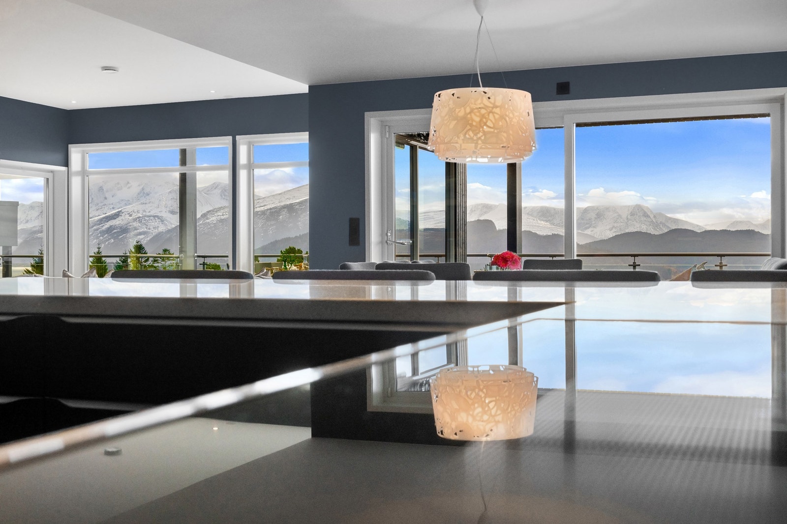 Selv fra kjøkkenet som ligger i bakkant av stuen er det fantastisk flott utsikt Galleribilde