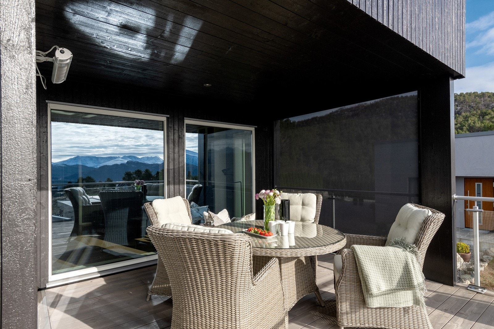 Overbygd uteplass på balkongen i 2. etasje ,ed screen mot nabo Galleribilde