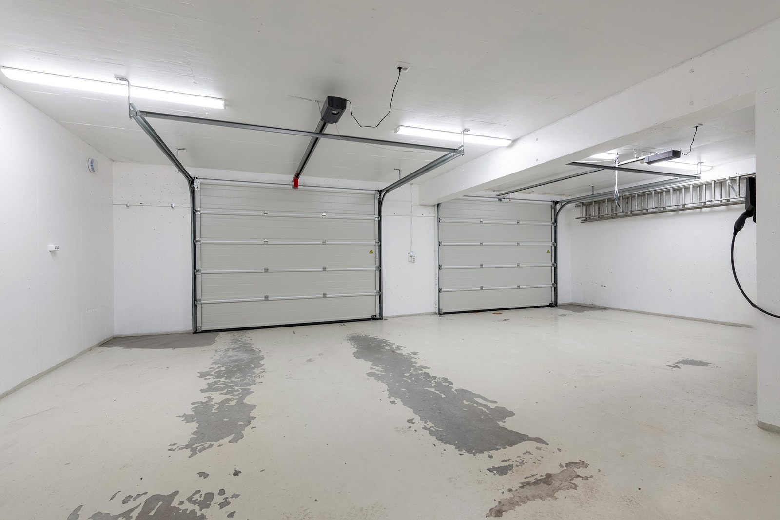 Dobbel garasje i underetasje med motorstyrte leddporter Galleribilde