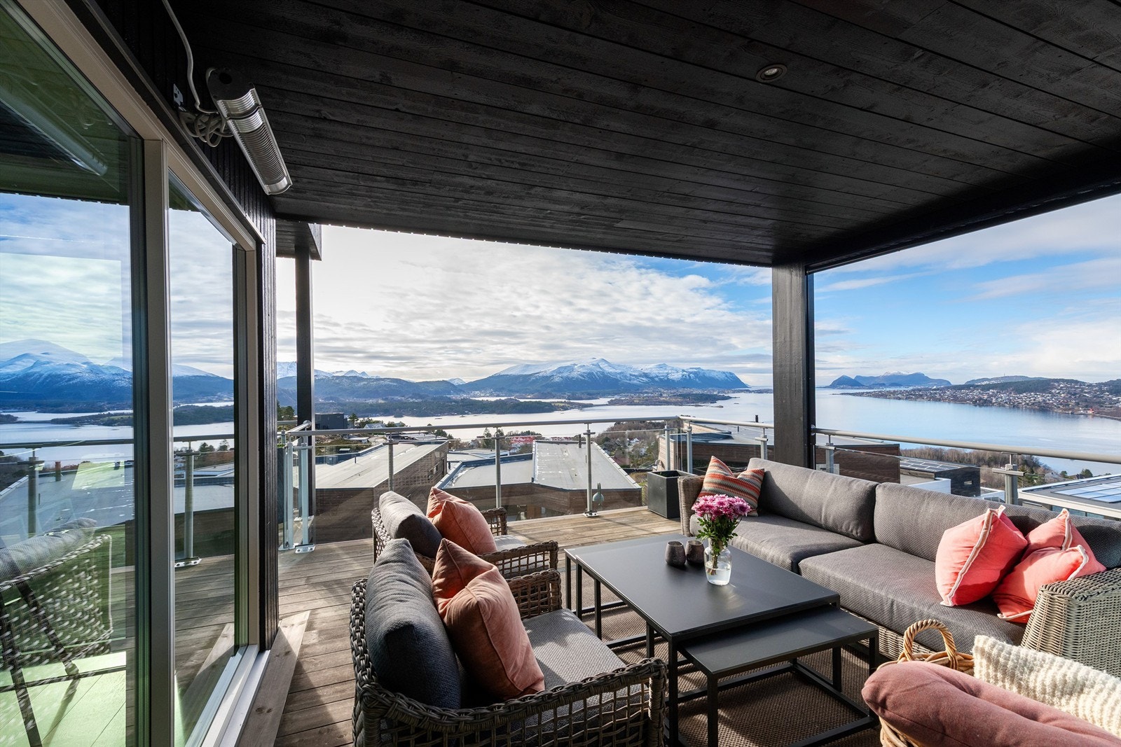 Stor og romslig balkong i 2. etasje med flere soner - herfra er det fantastisk utsikt mot Sunnmørsfjella, Borgundfjorden, Breisundet og Sukkertoppen i vest Galleribilde