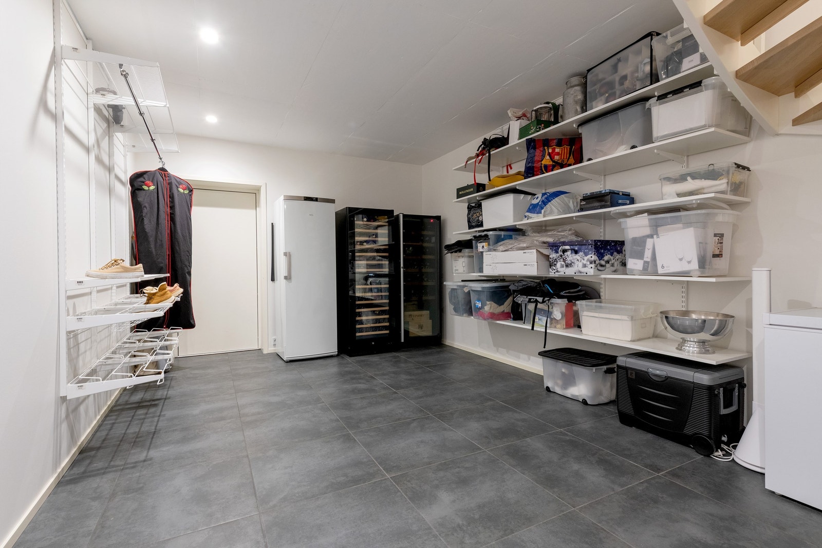 Bod/trapperom i underetasjen med trappeadkomst til 1. etasje og med dør til grasje Galleribilde