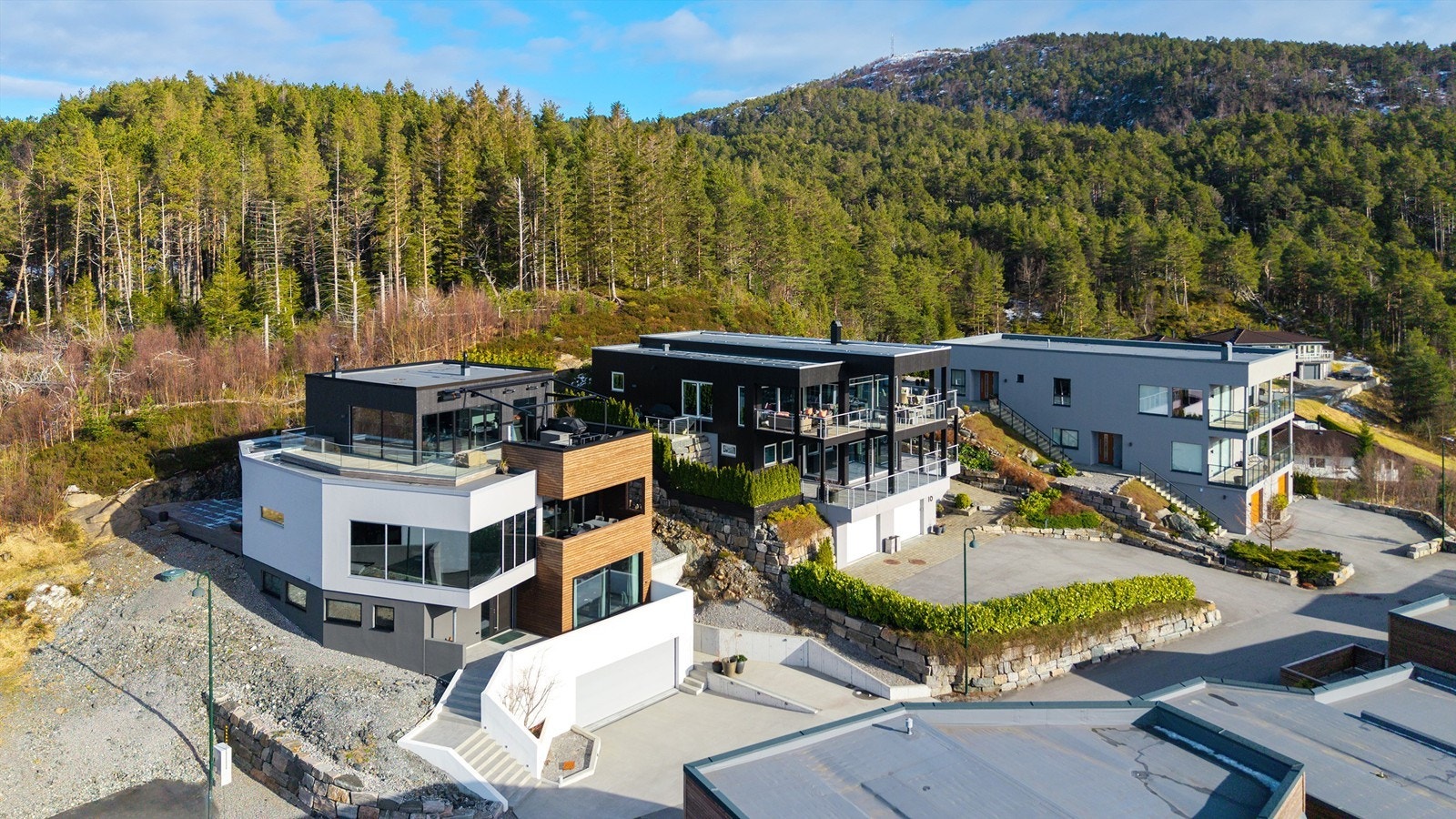Dronebilde sett fra vest mot øst med flott turområde på Emblemsfjellet like bak boligen Galleribilde