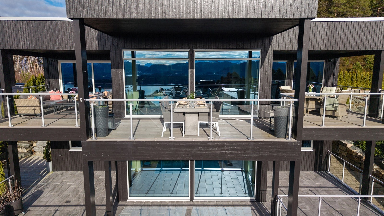 Fasade og store uteområder både i 1. og 2. etasje Galleribilde