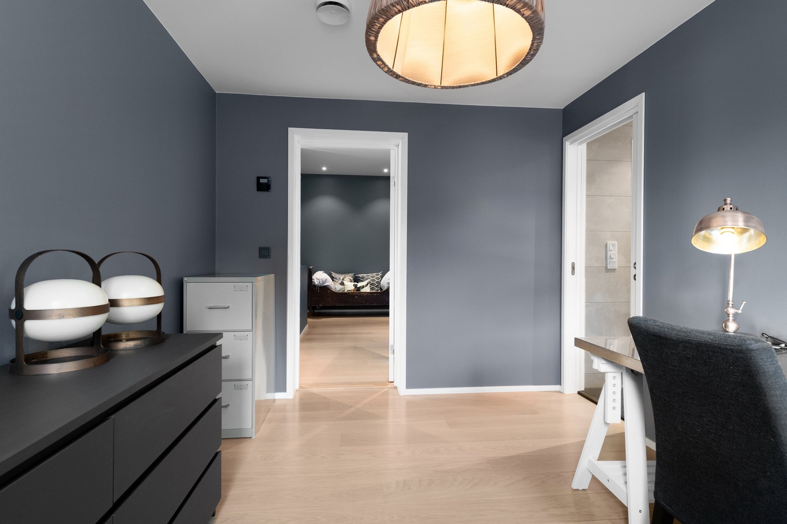 Soverom mot øst i 2. etasje med tilkomst til eget bad Galleribilde