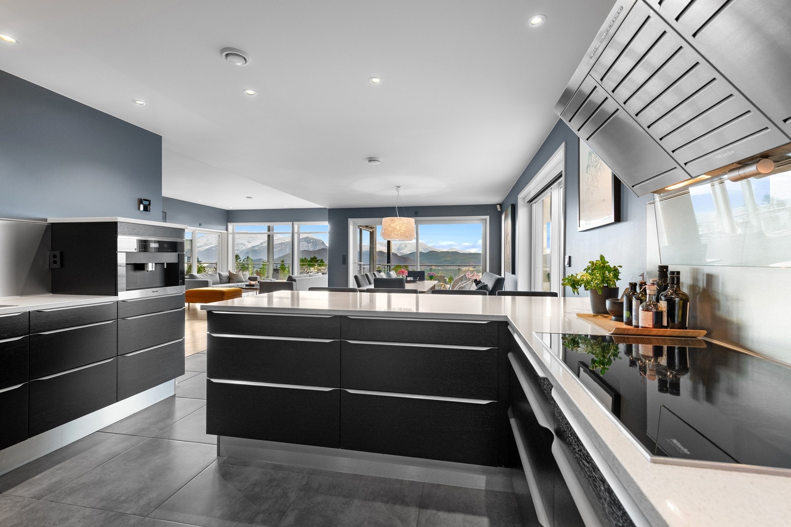 Fra kjøkken mot spisestue Galleribilde