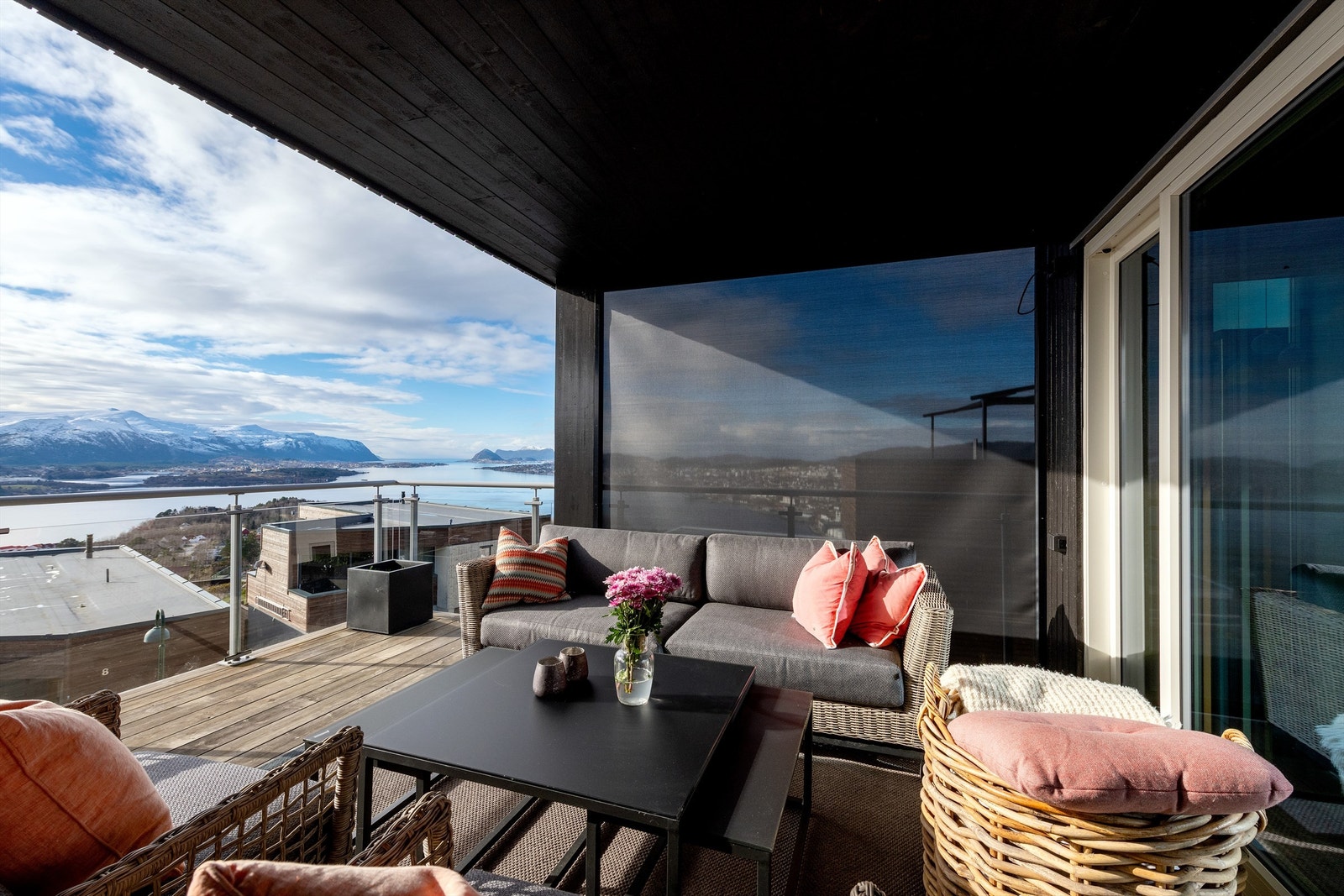 Overbygd del av balkongen mot sydvest med screens mot nabo Galleribilde