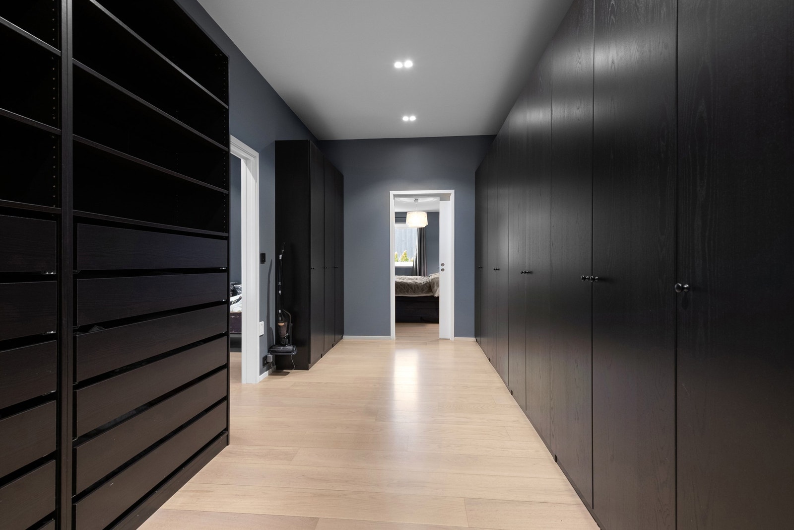 Stor walk-in-garderobe i 2. etasje Galleribilde