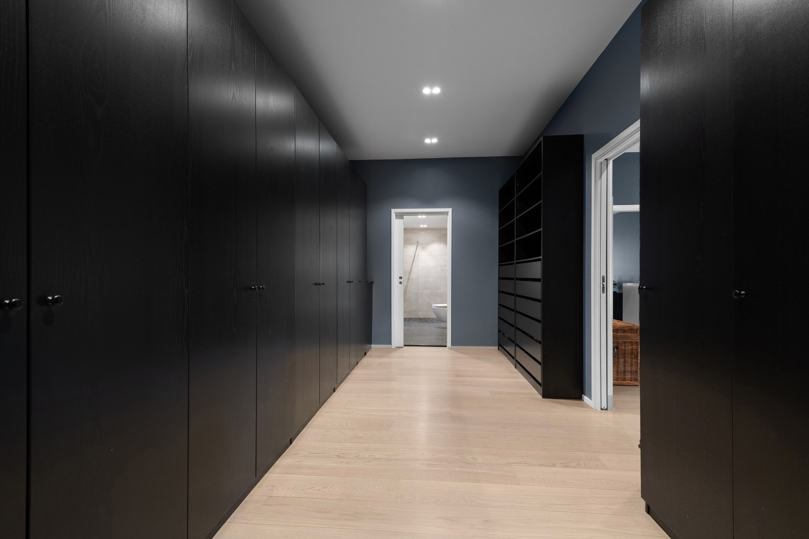 Stor og innholdsrik walk-in-garderobe i 2. etasje Galleribilde