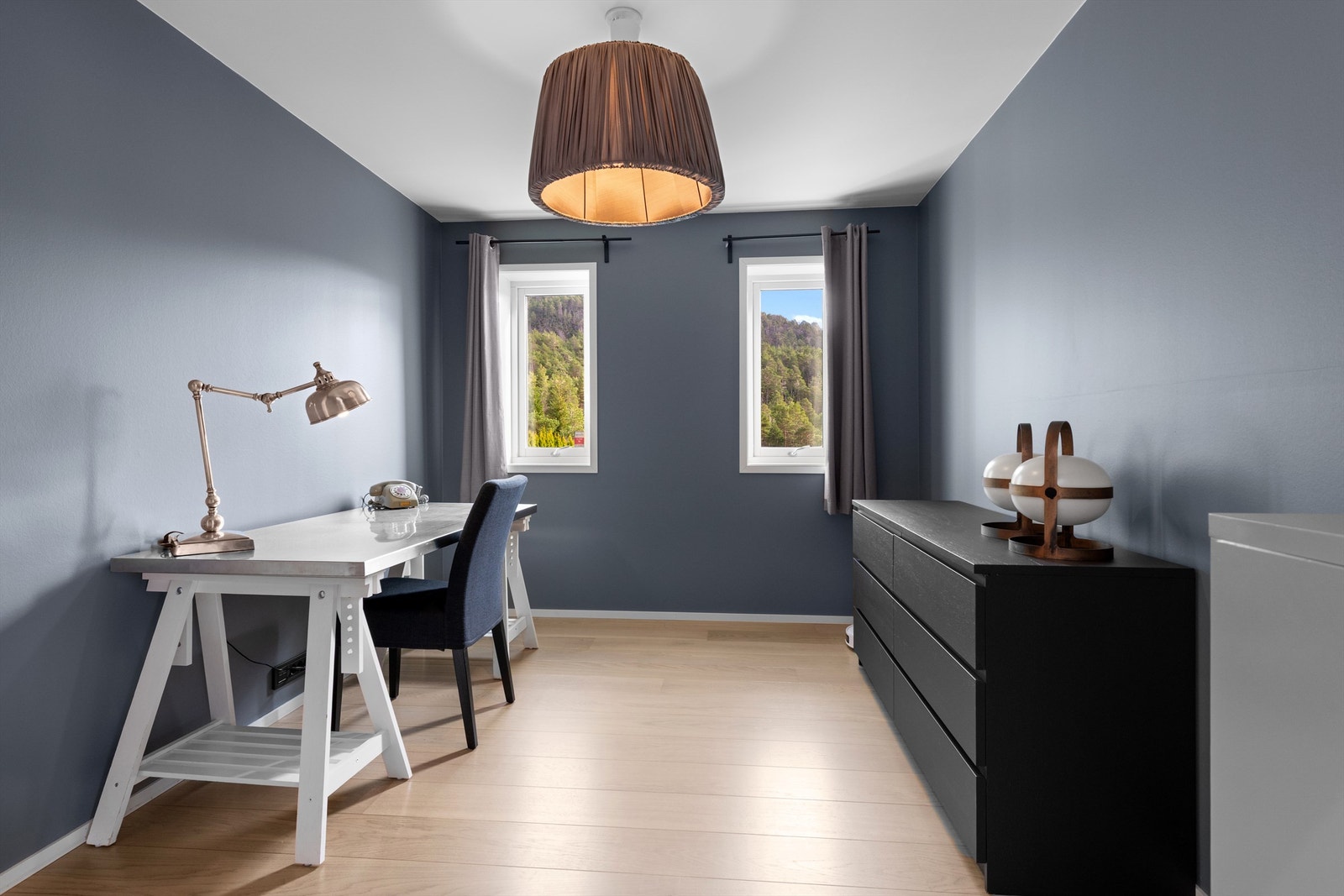 Soverom mot øst i 2. etasje med tilkomst til eget bad Galleribilde