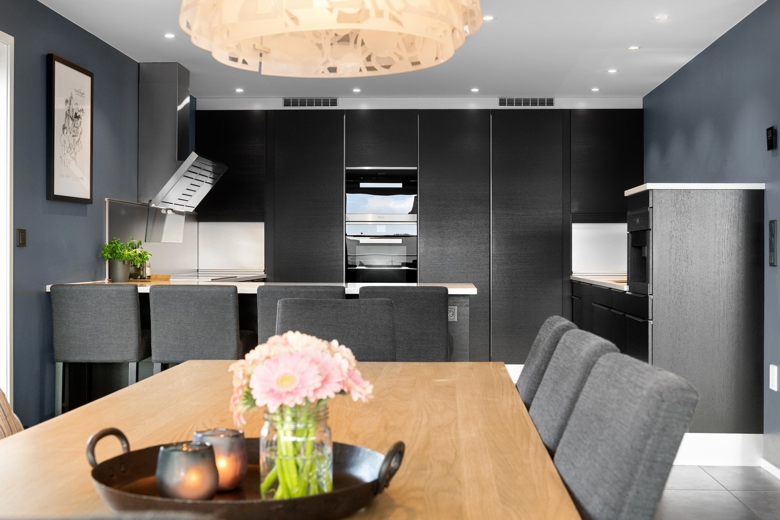 Fra spisestue mot kjøkken Galleribilde