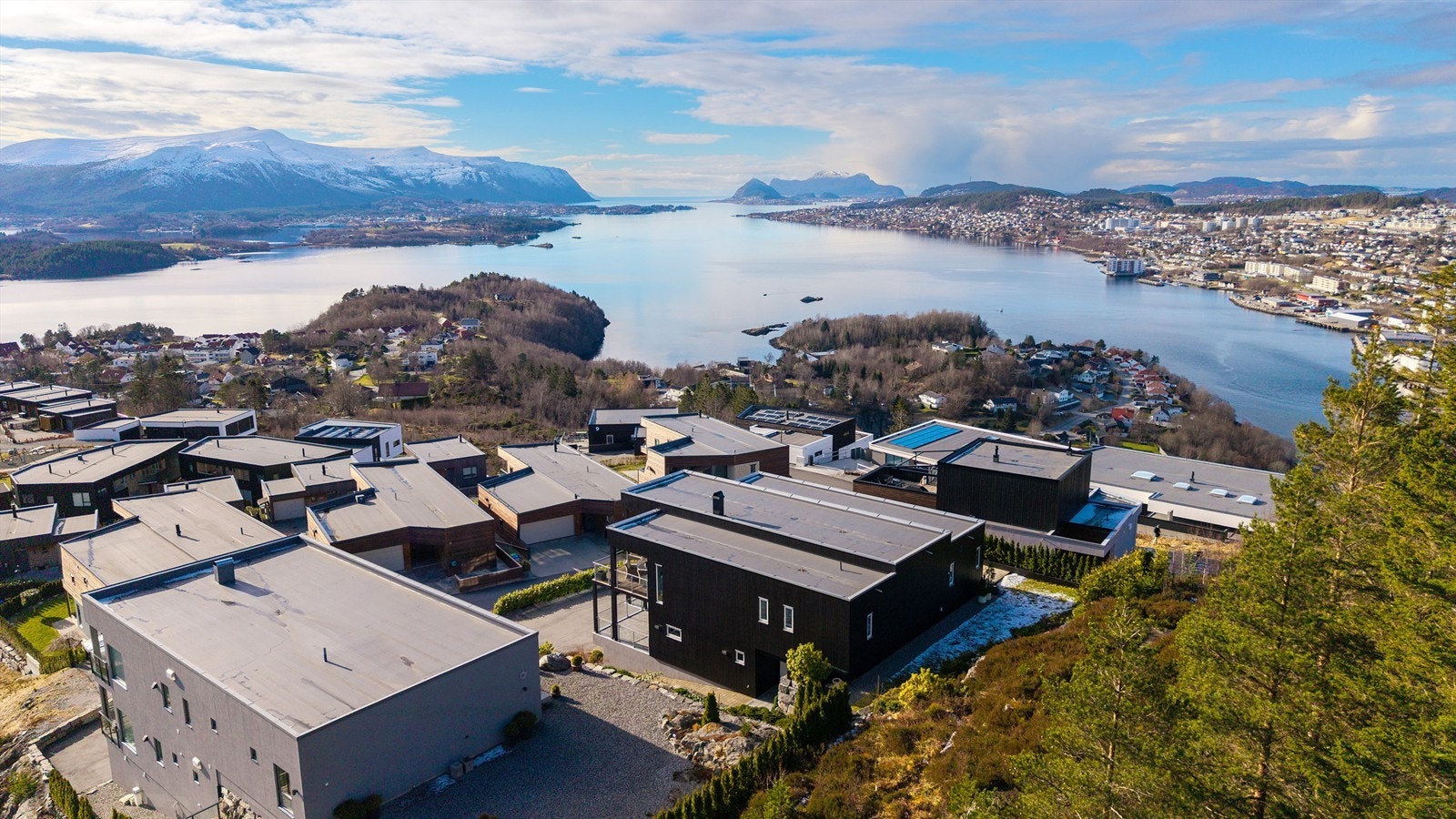 Dronebilde av nærområdet sett fra øst mot vest Galleribilde