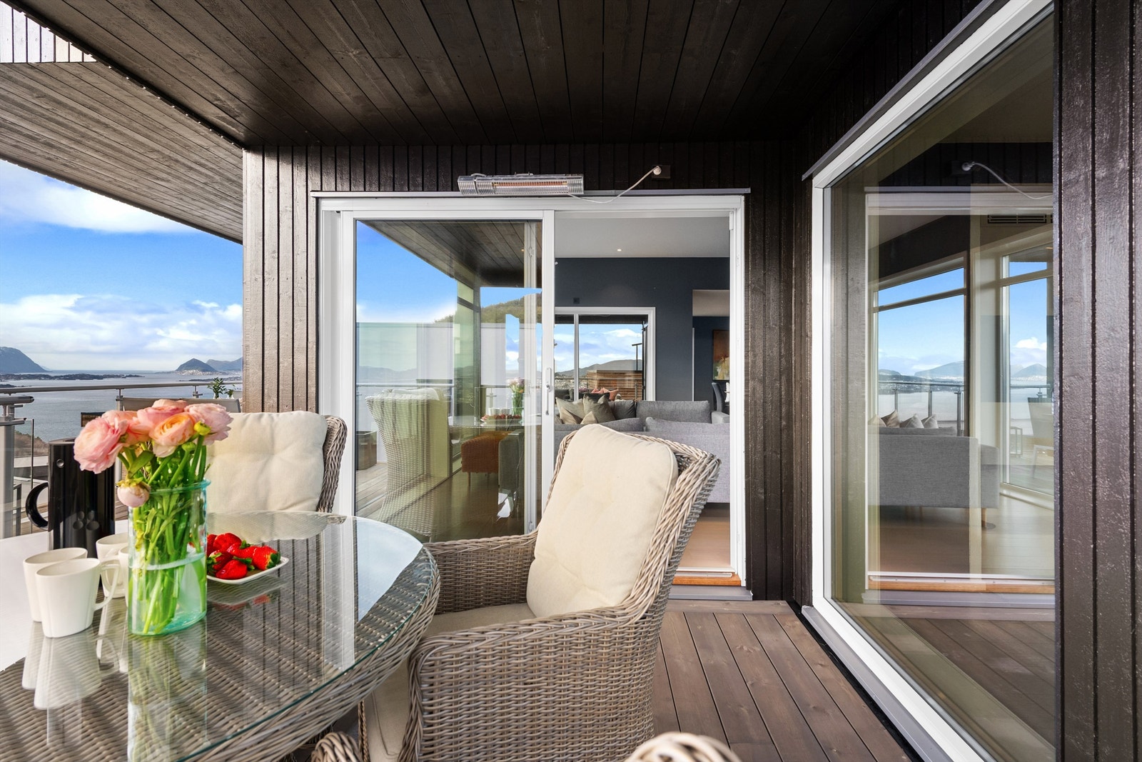 Fra stuen er det utgang til balkongen via 2 skyvedører Galleribilde