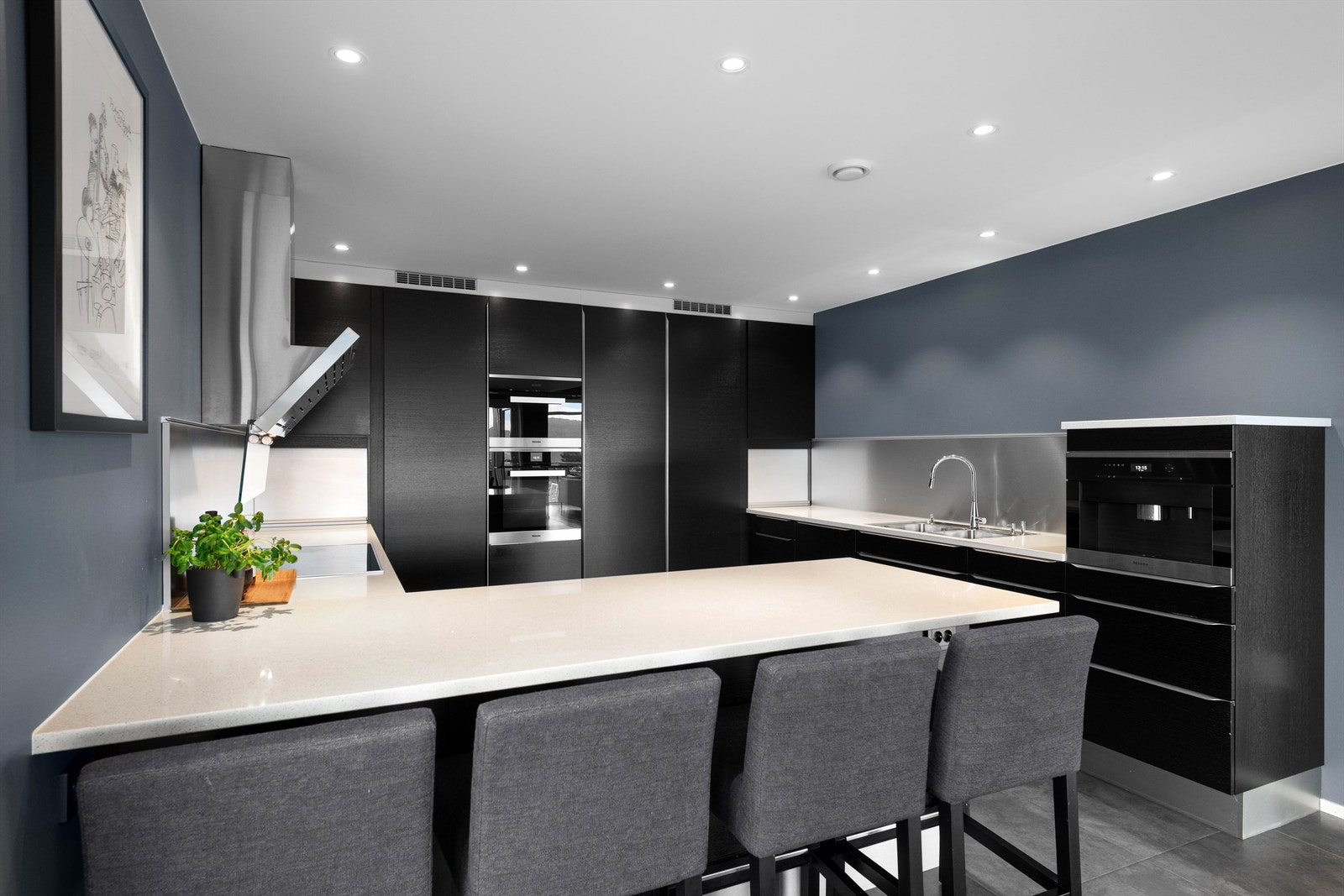 Praktisk halvøy mot spisestue med sitteplasser. Galleribilde