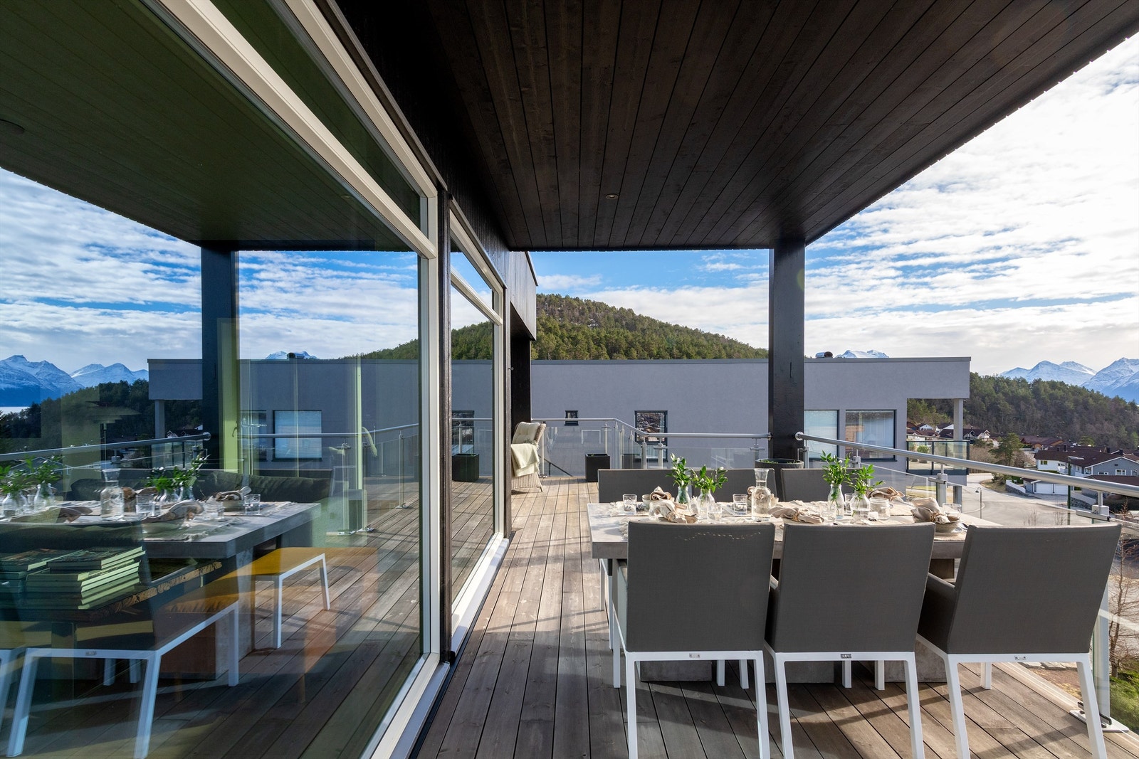 Overbygd spiseplass på balkongen Galleribilde