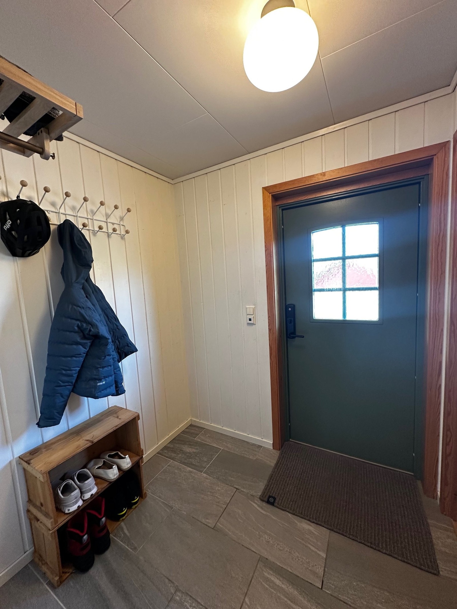 Gang, ytterdør til forsiden av huset Galleribilde