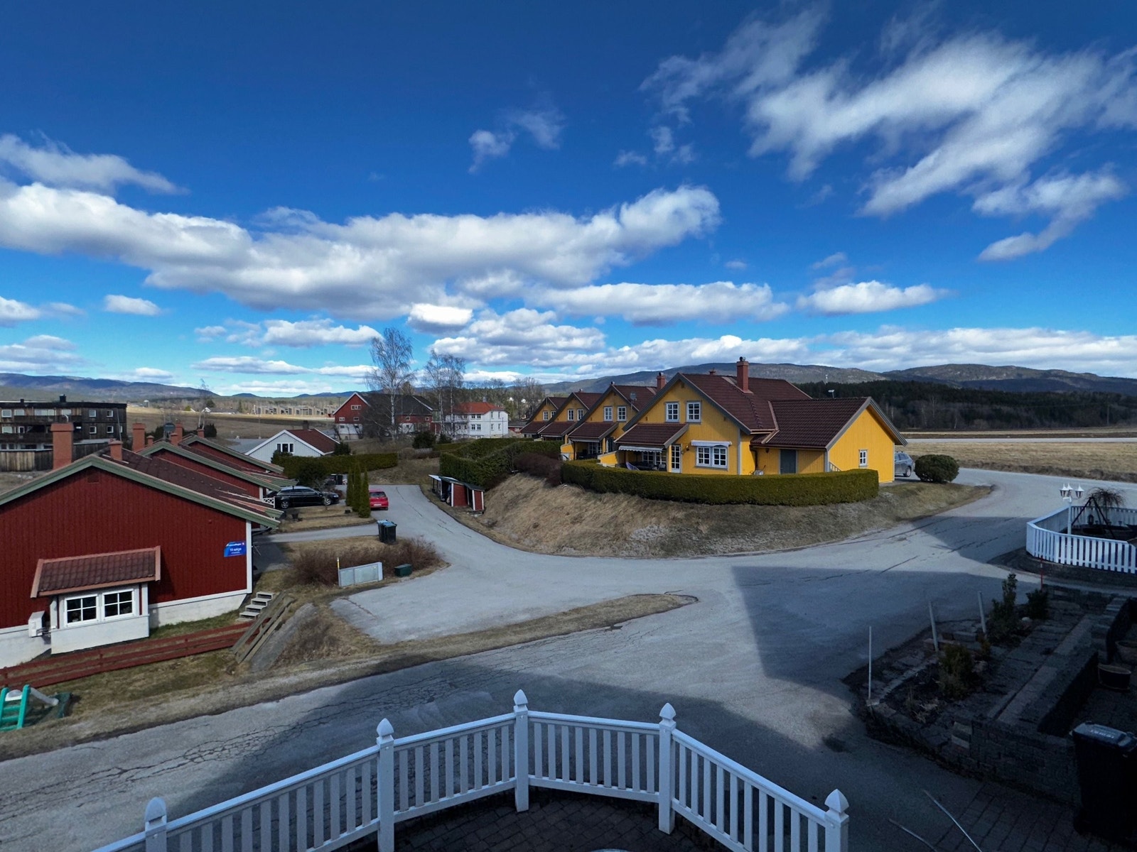 Utsikt over landskap og nærområde fra 2. etasje Galleribilde