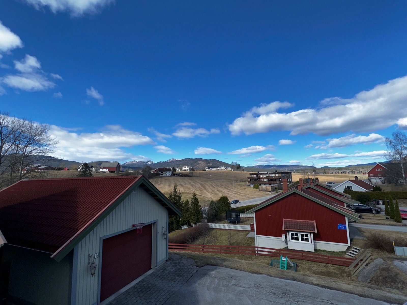 Utsikt mot Lifjell fra soverom i 2. etasje Galleribilde
