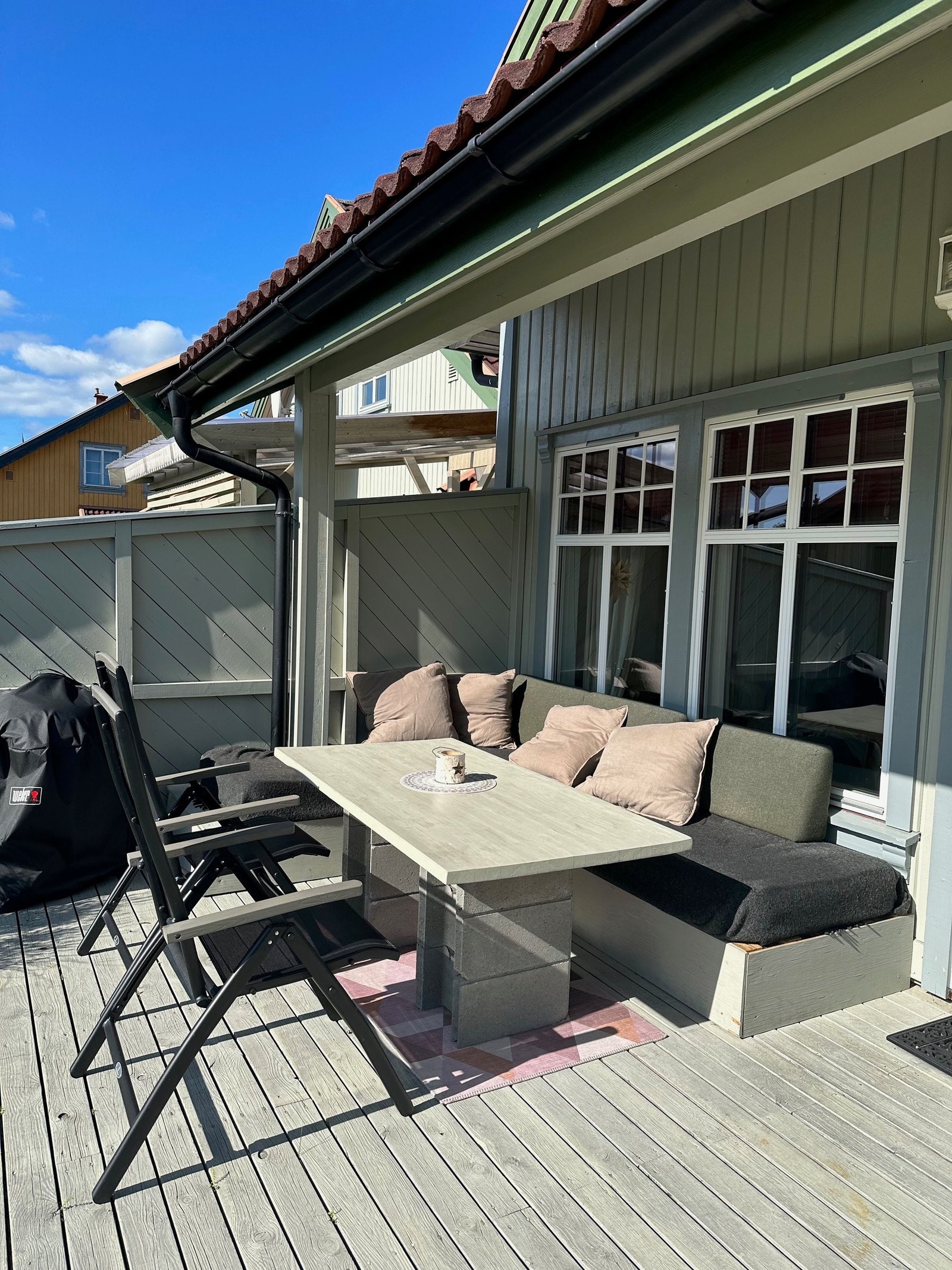 Hyggelig uteplass med overbygget på verandaen Galleribilde
