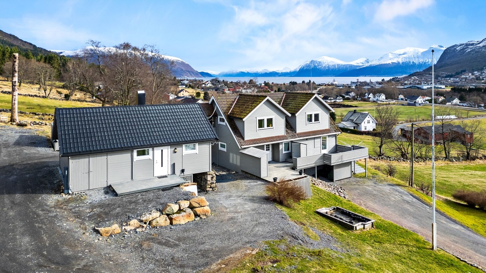 Gjestehus mot venstre. Hovudhus til høgre. Nydelig utsikt Galleribilde