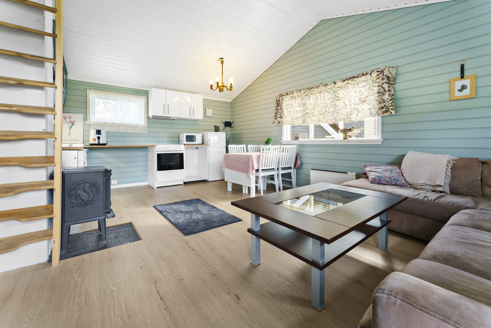 Stue og kjøkken i gjestehuset Galleribilde