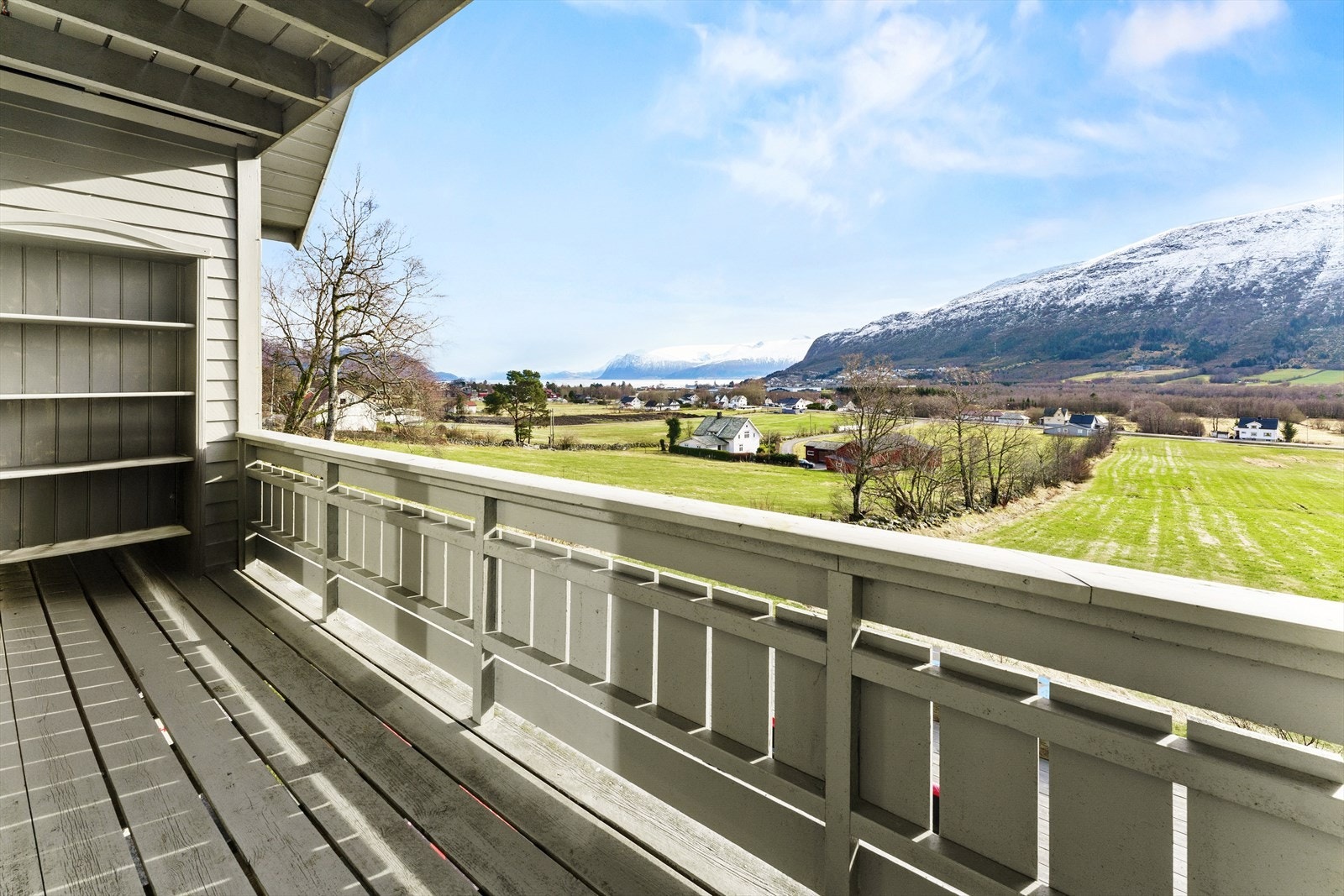 Fri og nydelig utsikt frå veranda Galleribilde