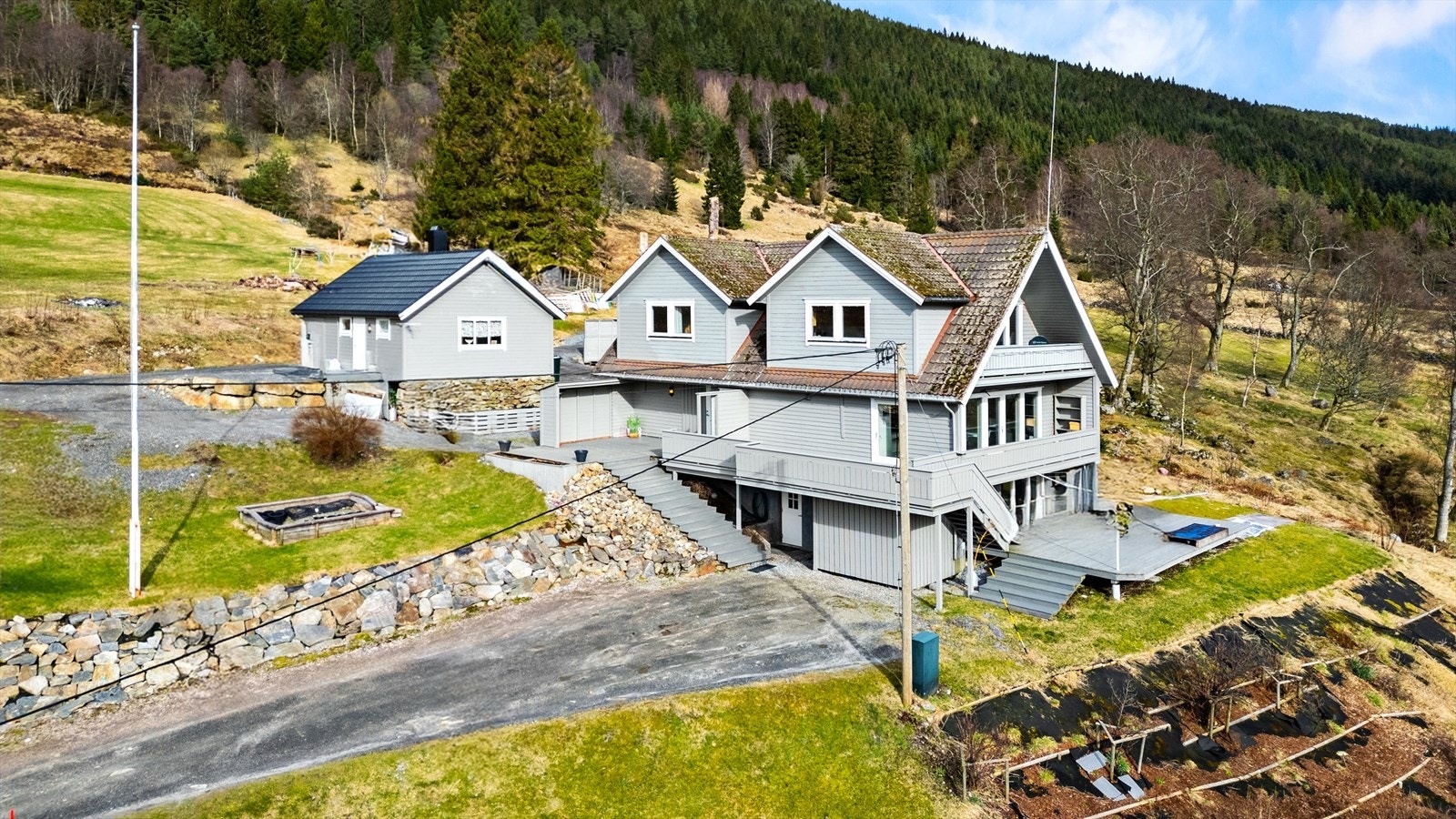 Innhaldsrik enebolig over 3 plan. Leiligheit i 3.etg. Gjestehus mot venstre Galleribilde