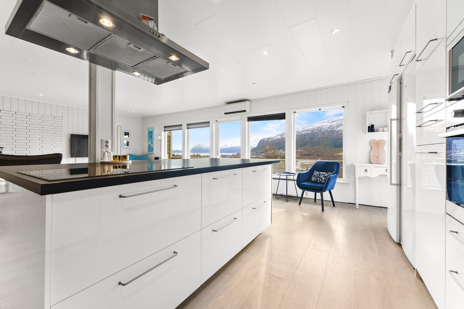 Kjøkkenøy med koketopp Galleribilde