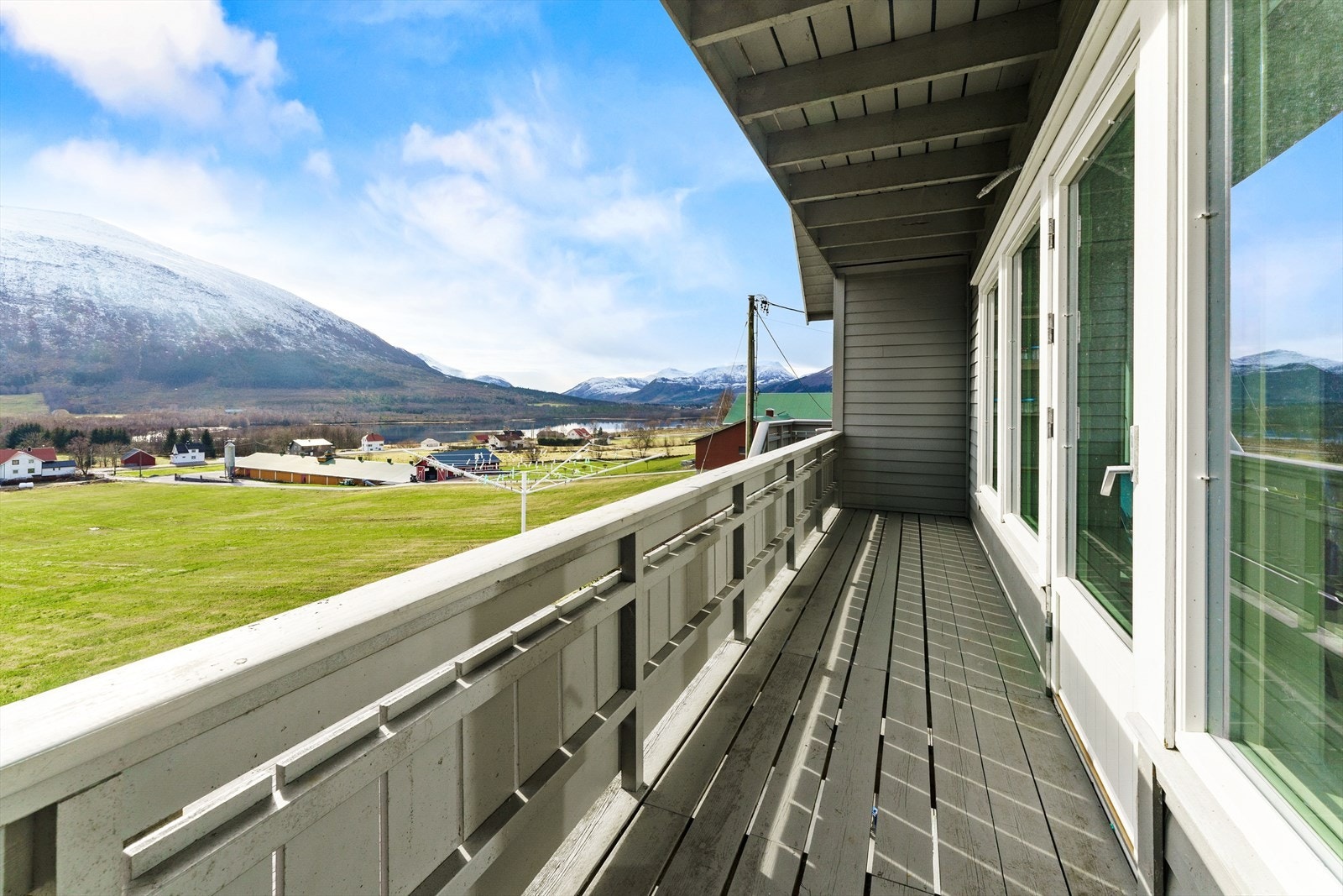 Også flott utsikt framover dalen får verandaen Galleribilde