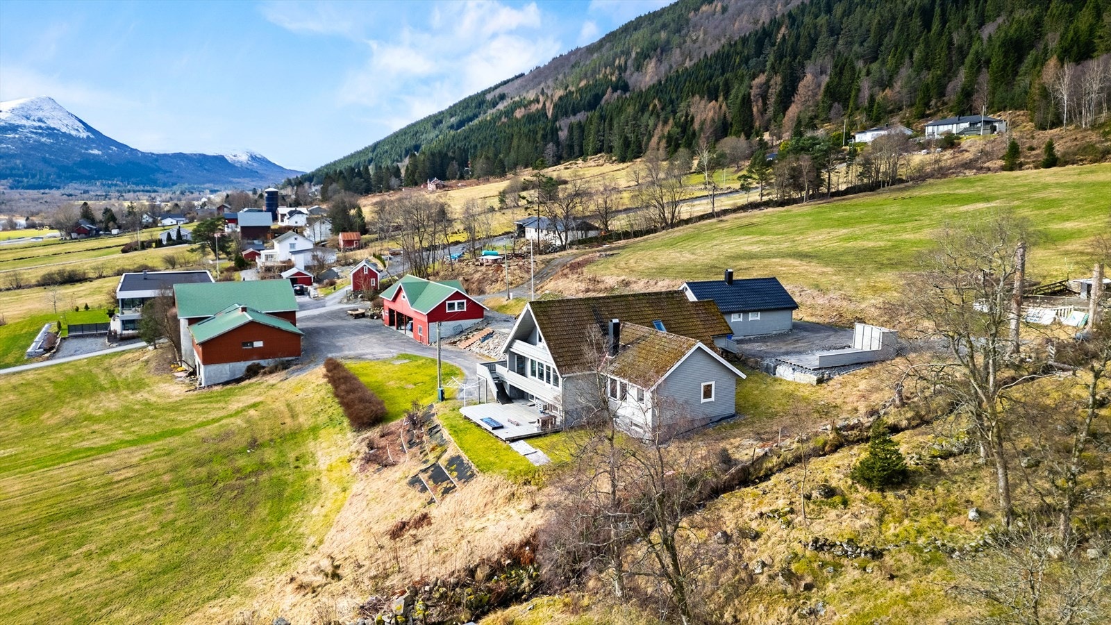 Innhaldsrik eigedom m/bla. enebolig, gjestehus, garasje, løe m.m. Galleribilde